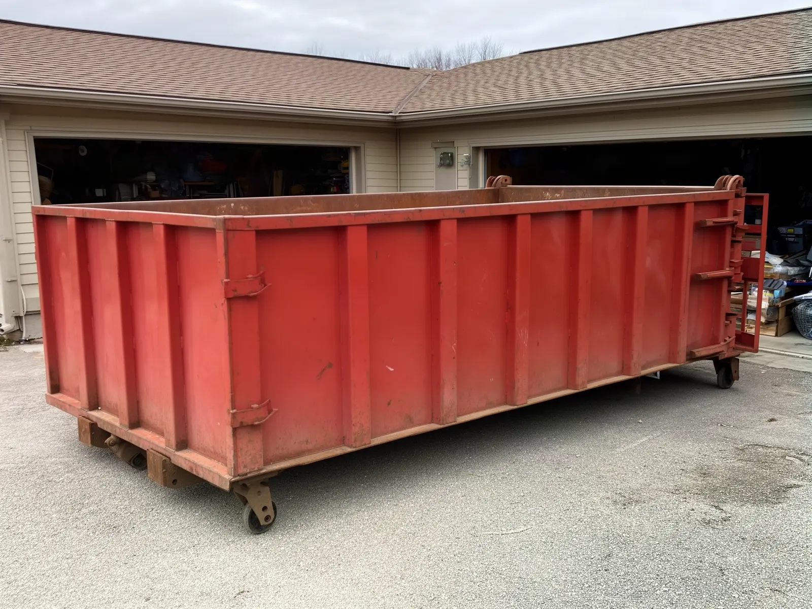 Roll-off dumpster from Tucson Heavy Duty Dumpster Rental in Tucson, AZ